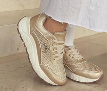 Cargar imagen en el visor de la galería, TENIS VLEZ DORADO CASUAL
