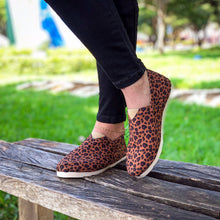 Cargar imagen en el visor de la galería, Alpargata Mujer Animal Print
