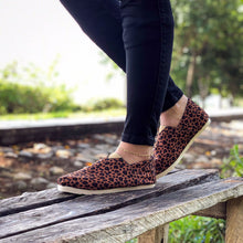 Cargar imagen en el visor de la galería, Alpargata Mujer Animal Print
